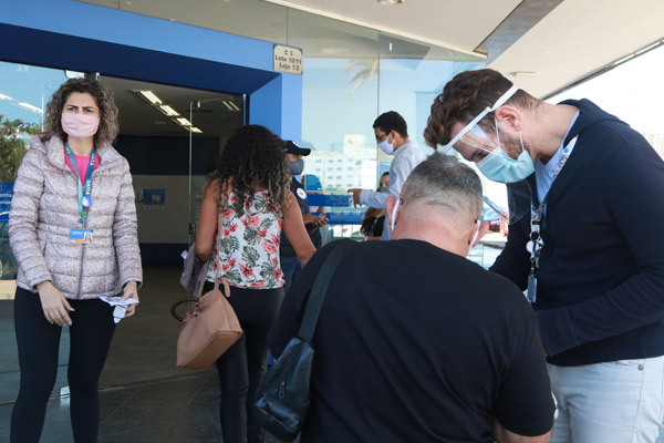 filas da caixa_auxilio_12062020.jpg